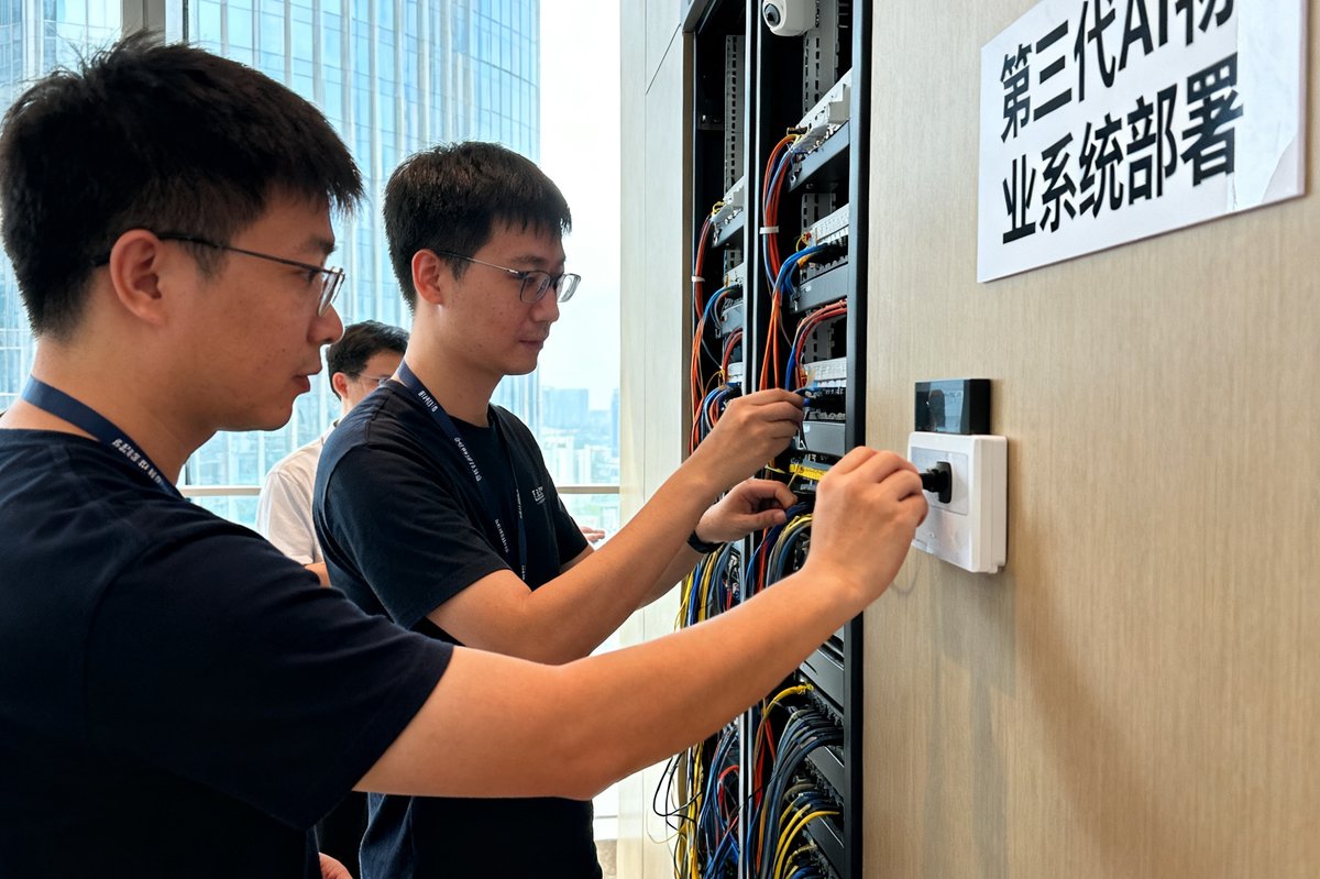 公海贵宾会技术团队在深圳湾壹号T3栋进行第三代AI物业系统部署的现场照片，工程师们正在调试传感器网络。